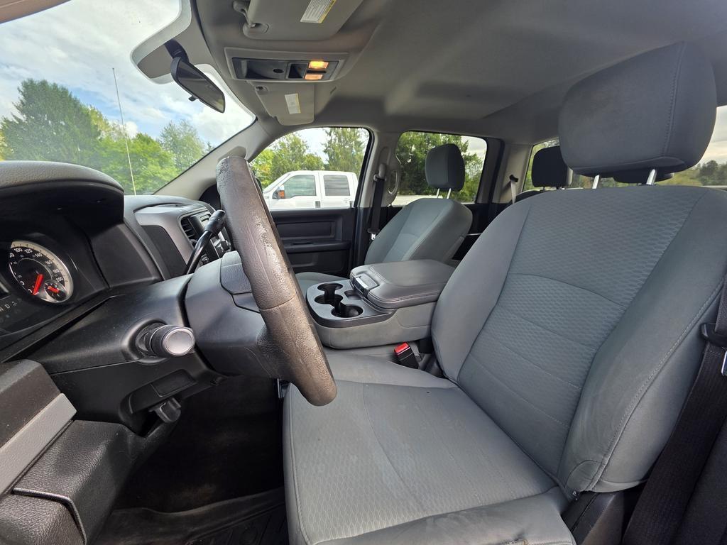 RAM 1500 4WD Crew Cab 140.5" ST 2017