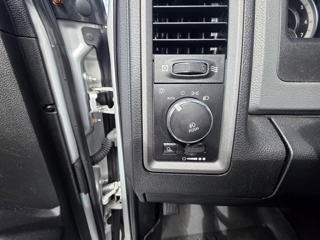 RAM 1500 4WD Crew Cab 140.5" ST 2017
