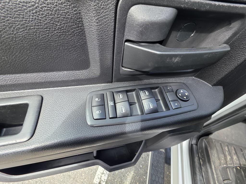 RAM 1500 4WD Crew Cab 140.5" ST 2017