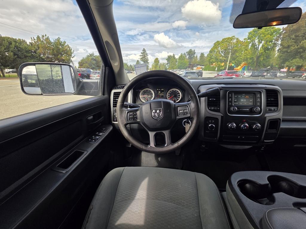 RAM 1500 4WD Crew Cab 140.5" ST 2017