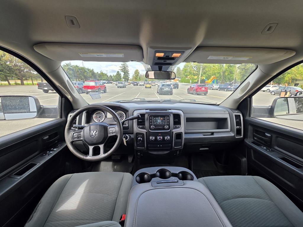RAM 1500 4WD Crew Cab 140.5" ST 2017
