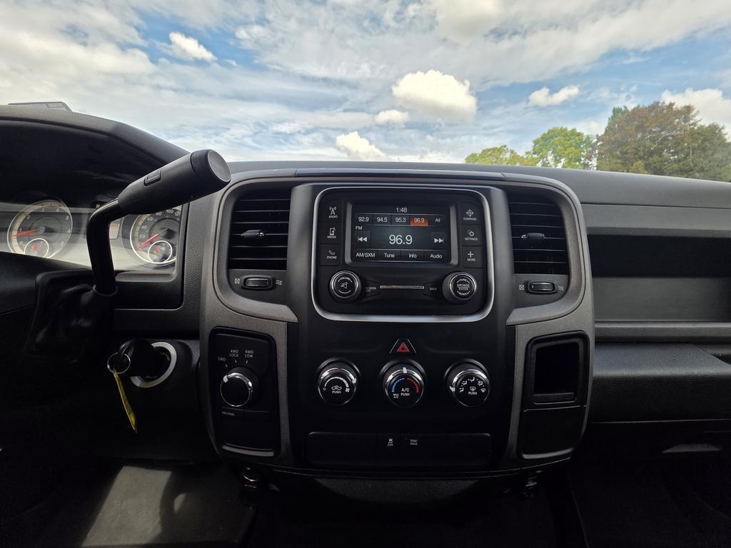 RAM 1500 4WD Crew Cab 140.5" ST 2017