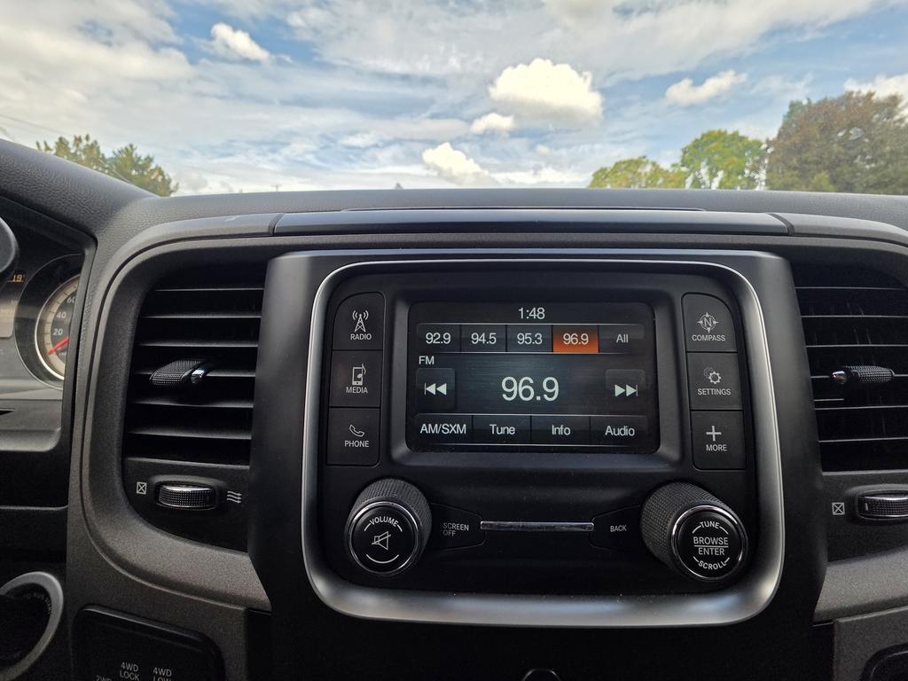 RAM 1500 4WD Crew Cab 140.5" ST 2017