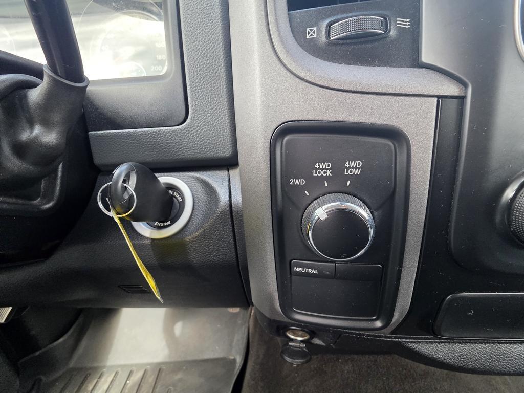 RAM 1500 4WD Crew Cab 140.5" ST 2017