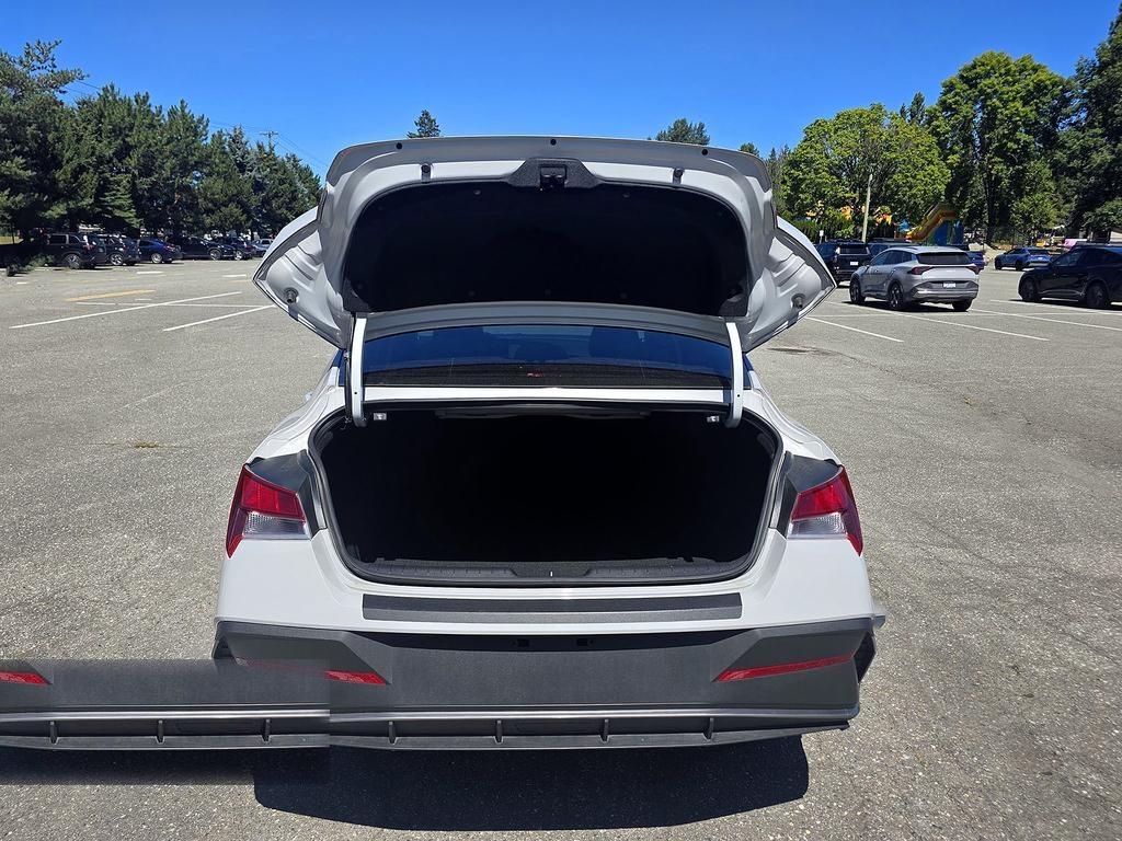 Hyundai Elantra Preferred IVT w/Tech Pkg 2025