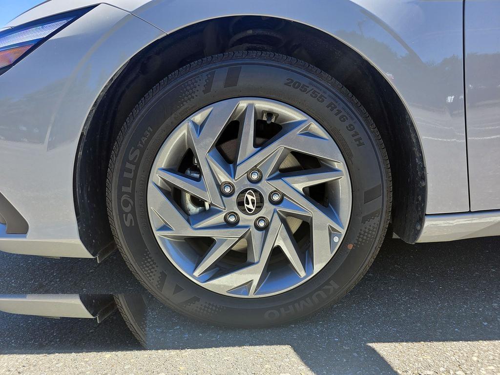 Hyundai Elantra Preferred IVT w/Tech Pkg 2025