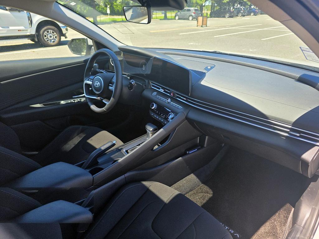 Hyundai Elantra Preferred IVT w/Tech Pkg 2025
