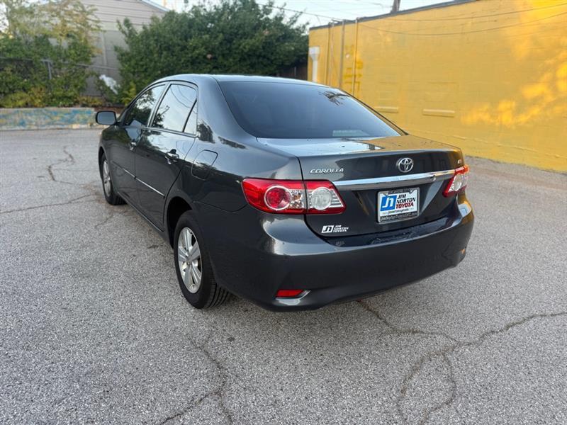 Toyota Corolla Base 5-Speed MT 2011