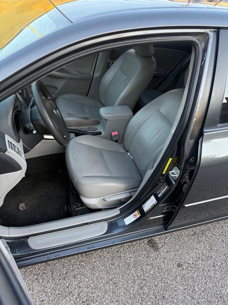 Toyota Corolla Base 5-Speed MT 2011