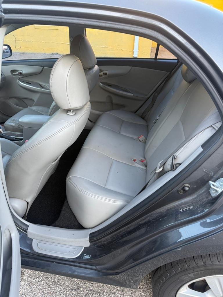 Toyota Corolla Base 5-Speed MT 2011