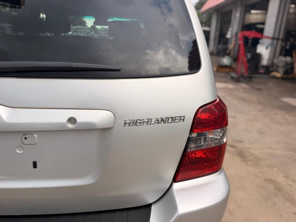 Toyota Highlander 4dr V6 4WD w/3rd Row (Natl) 2005