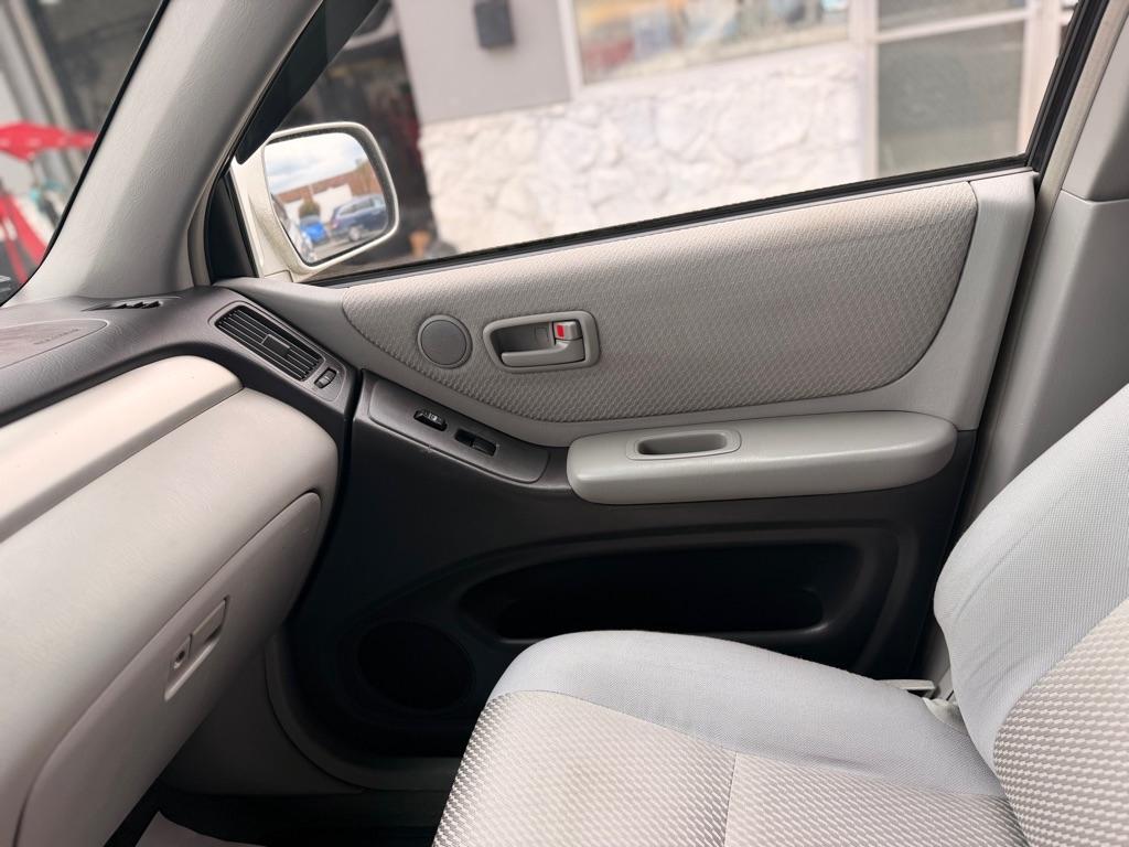 Toyota Highlander 4dr V6 4WD w/3rd Row (Natl) 2005