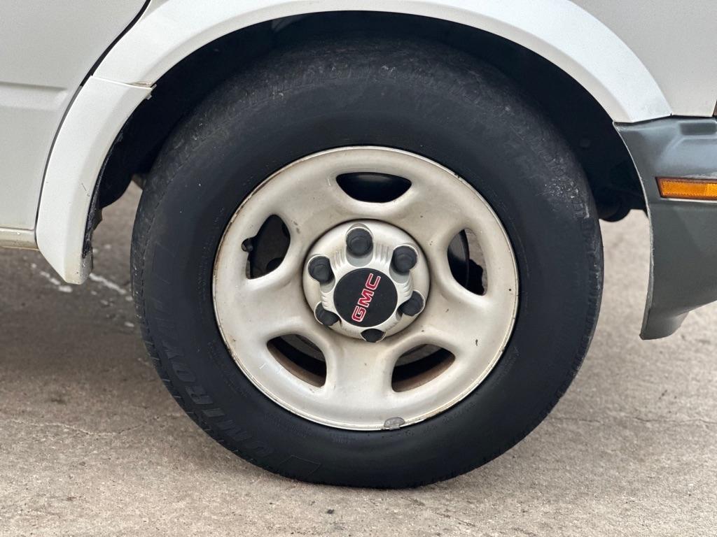 GMC Safari Cargo Van 111.2" WB RWD 2005