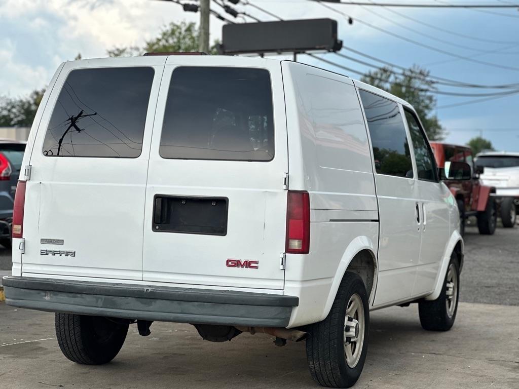 GMC Safari Cargo Van 111.2" WB RWD 2005
