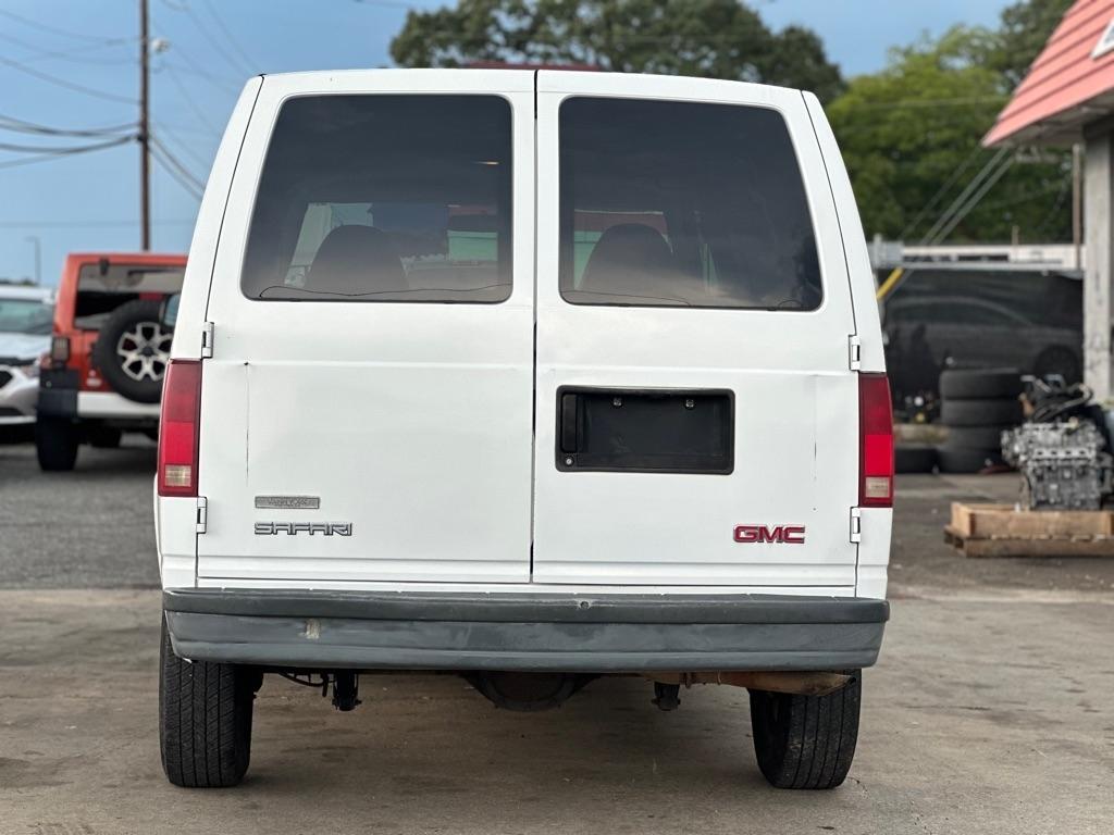 GMC Safari Cargo Van 111.2" WB RWD 2005