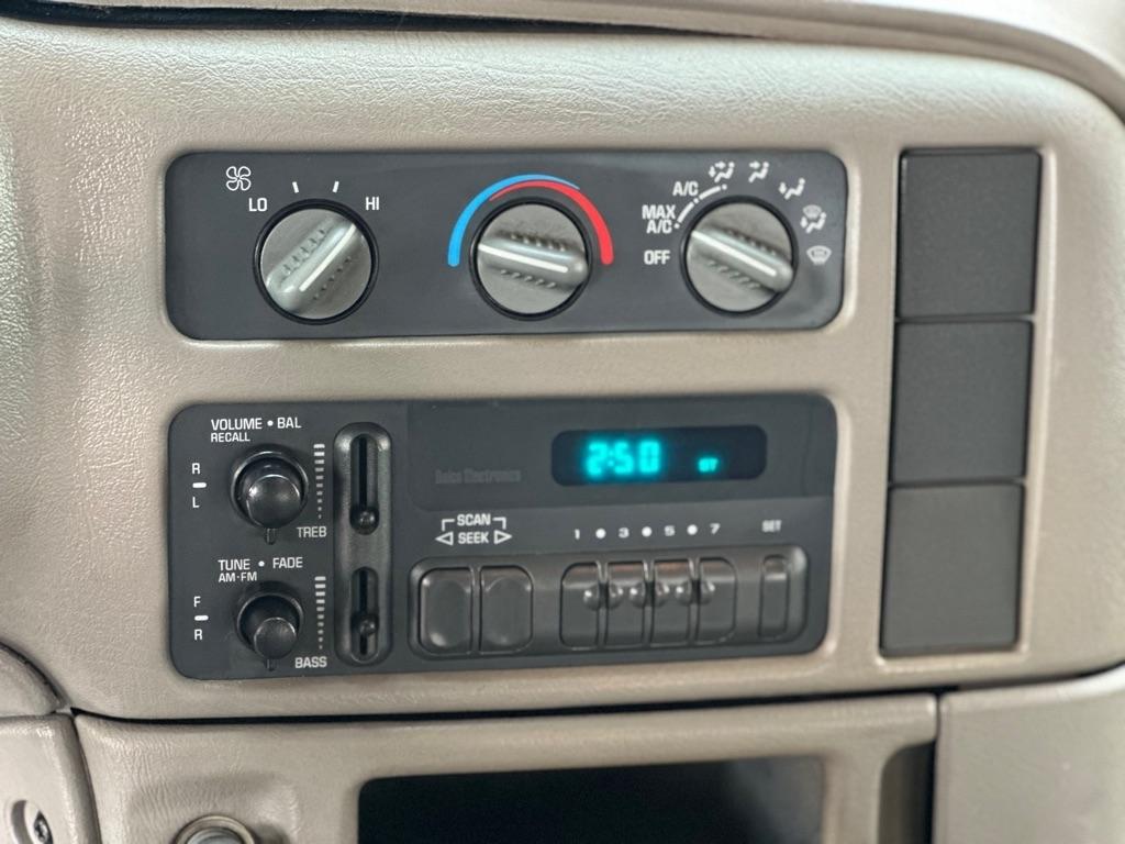 GMC Safari Cargo Van 111.2" WB RWD 2005
