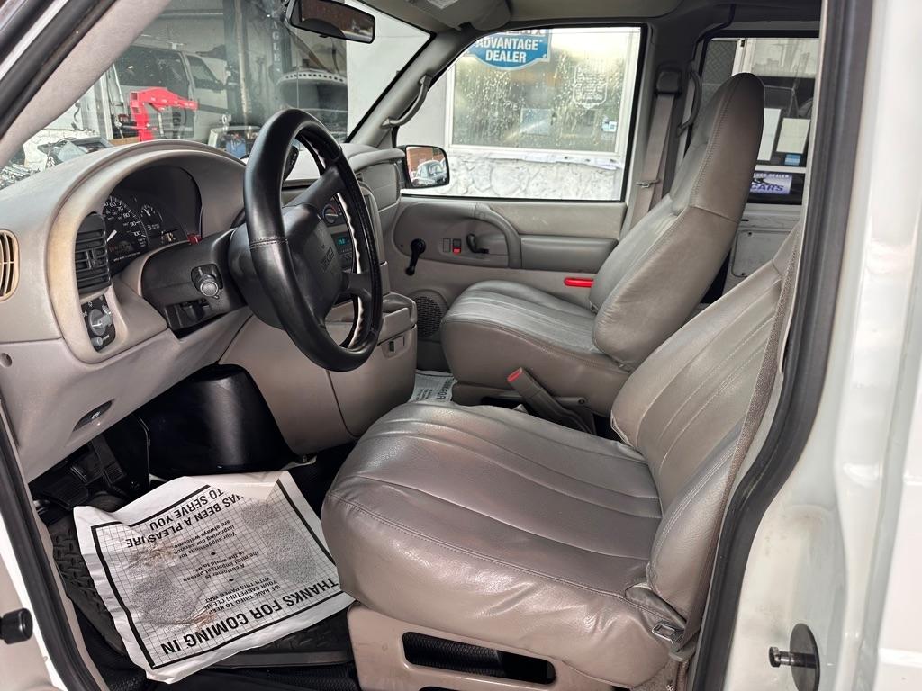 GMC Safari Cargo Van 111.2" WB RWD 2005