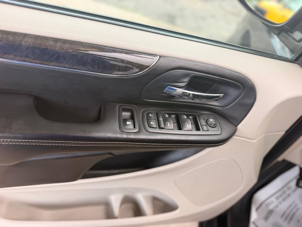 Chrysler Town & Country 4dr Wgn Touring 2012