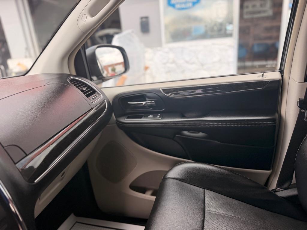 Chrysler Town & Country 4dr Wgn Touring 2012