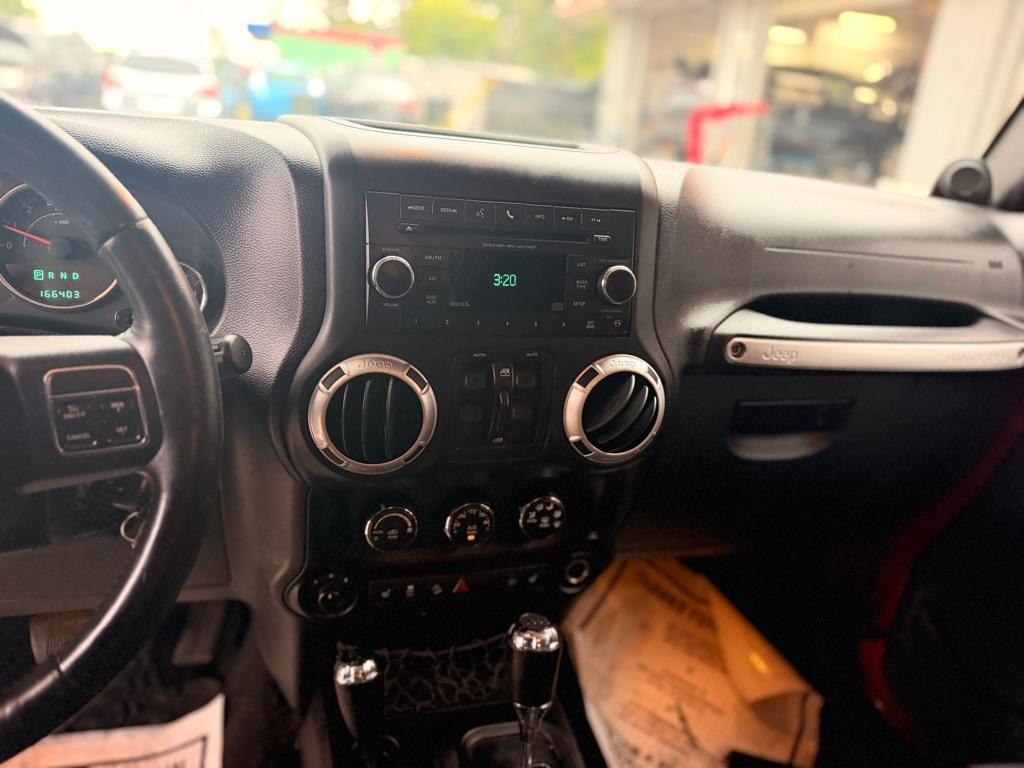 Jeep Wrangler Unlimited 4WD 4dr Sahara 2014