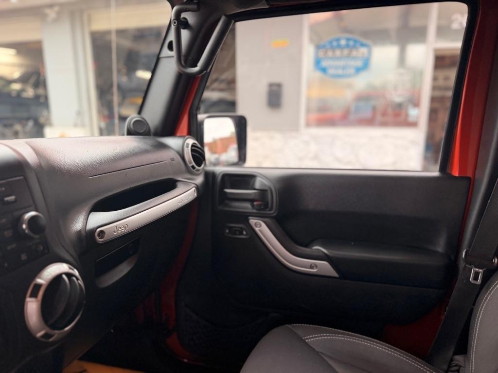 Jeep Wrangler Unlimited 4WD 4dr Sahara 2014