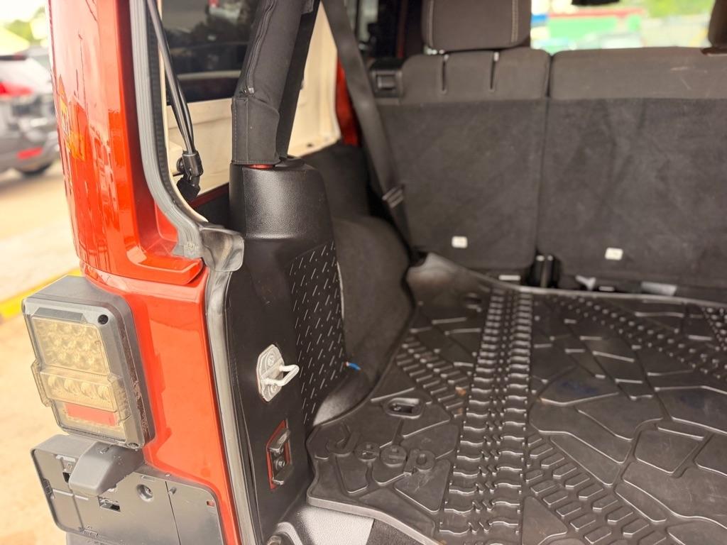 Jeep Wrangler Unlimited 4WD 4dr Sahara 2014
