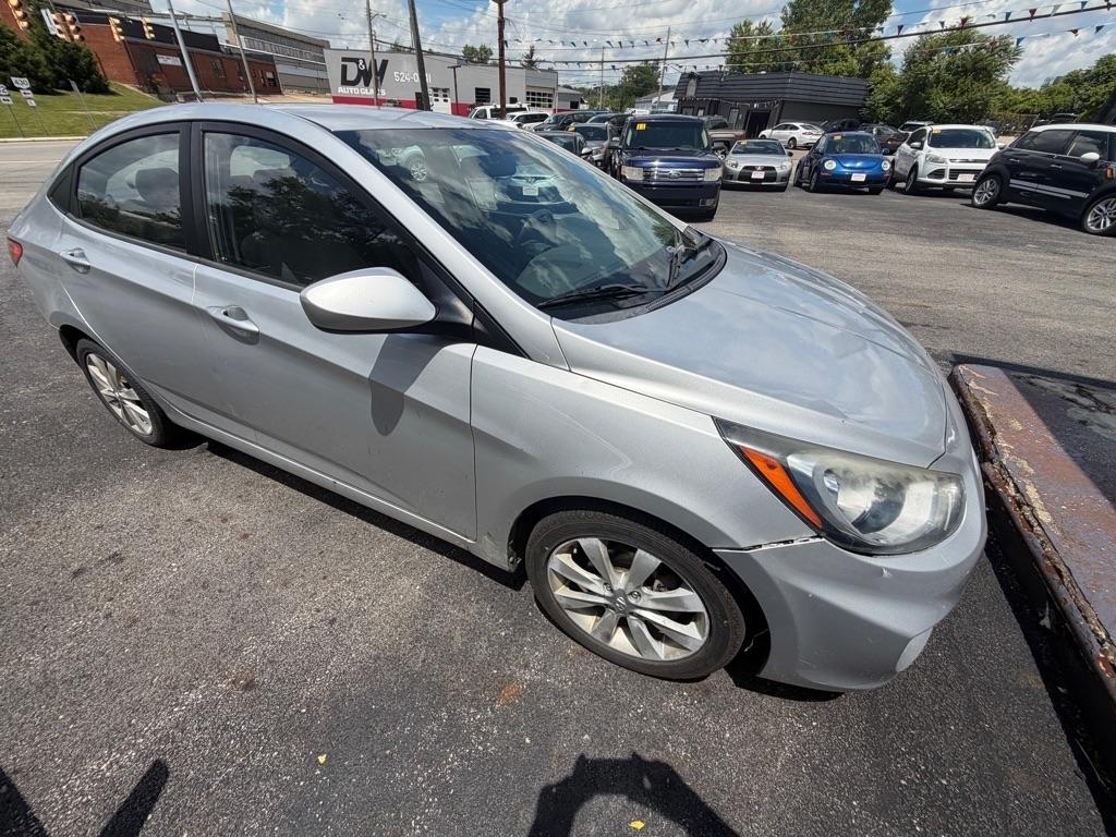 Hyundai Accent GLS 4-Door 2012