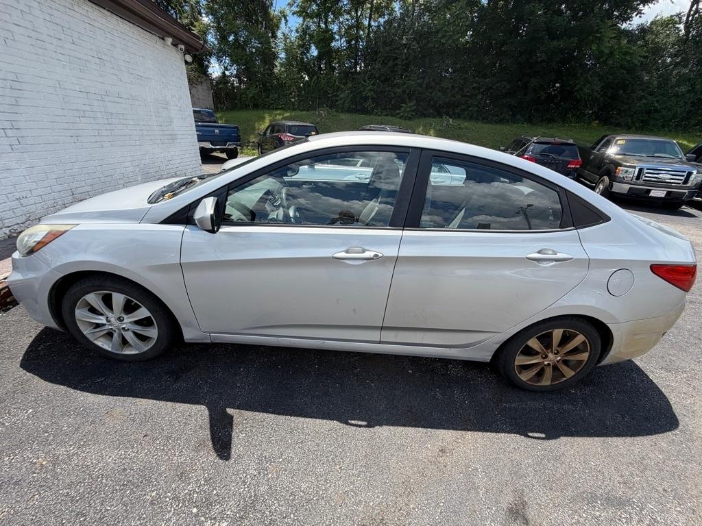 Hyundai Accent GLS 4-Door 2012
