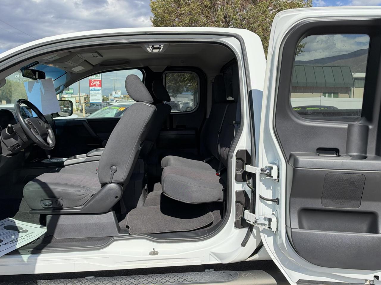 Nissan Titan SV King Cab 4WD 2013