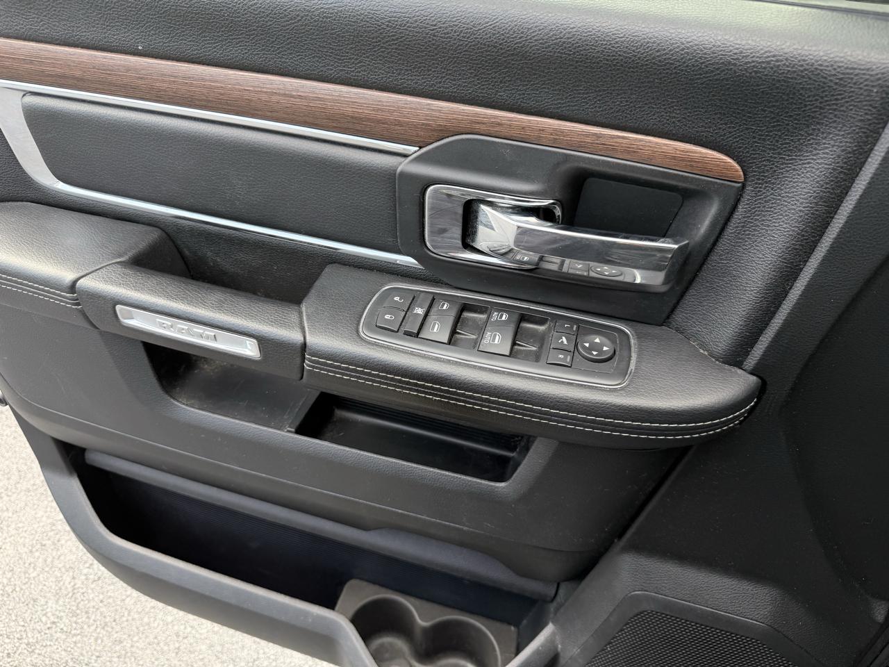 RAM 1500 4WD Crew Cab 140.5" Laramie 2016