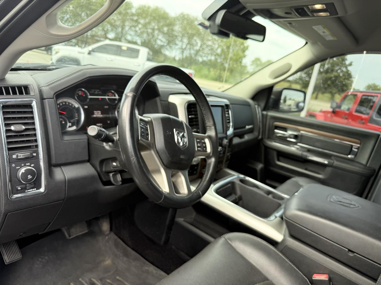 RAM 1500 4WD Crew Cab 140.5" Laramie 2016