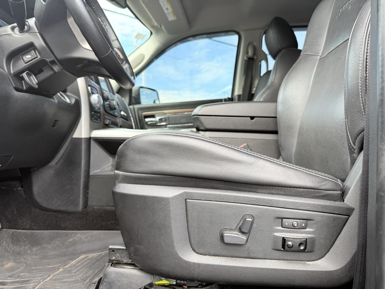RAM 1500 4WD Crew Cab 140.5" Laramie 2016