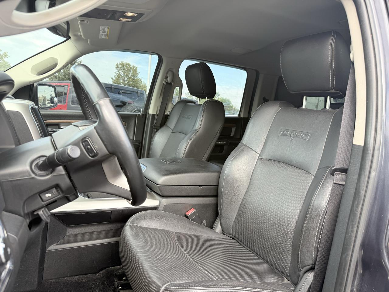 RAM 1500 4WD Crew Cab 140.5" Laramie 2016