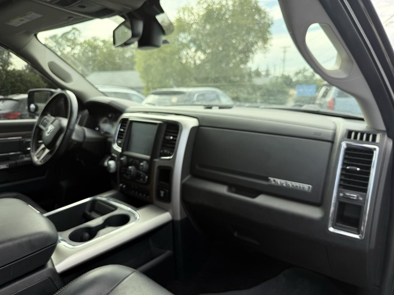 RAM 1500 4WD Crew Cab 140.5" Laramie 2016