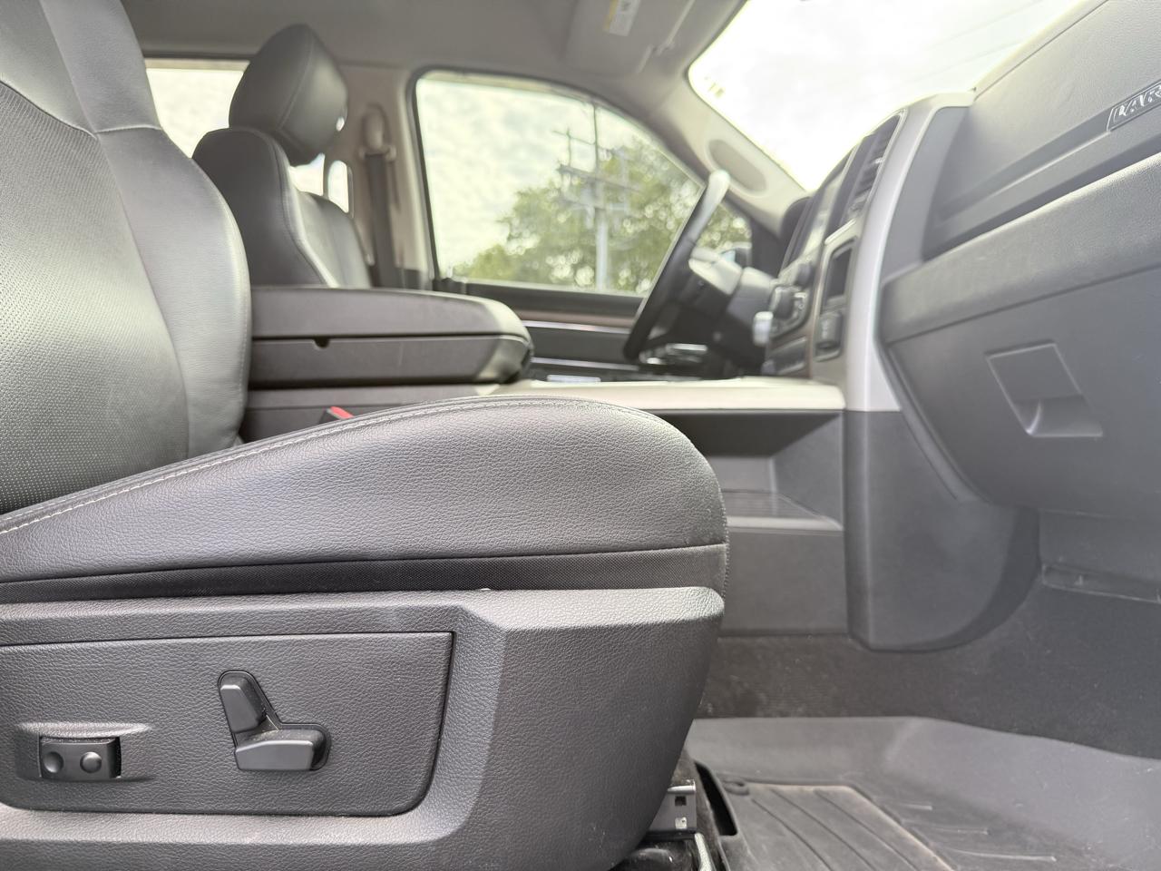 RAM 1500 4WD Crew Cab 140.5" Laramie 2016