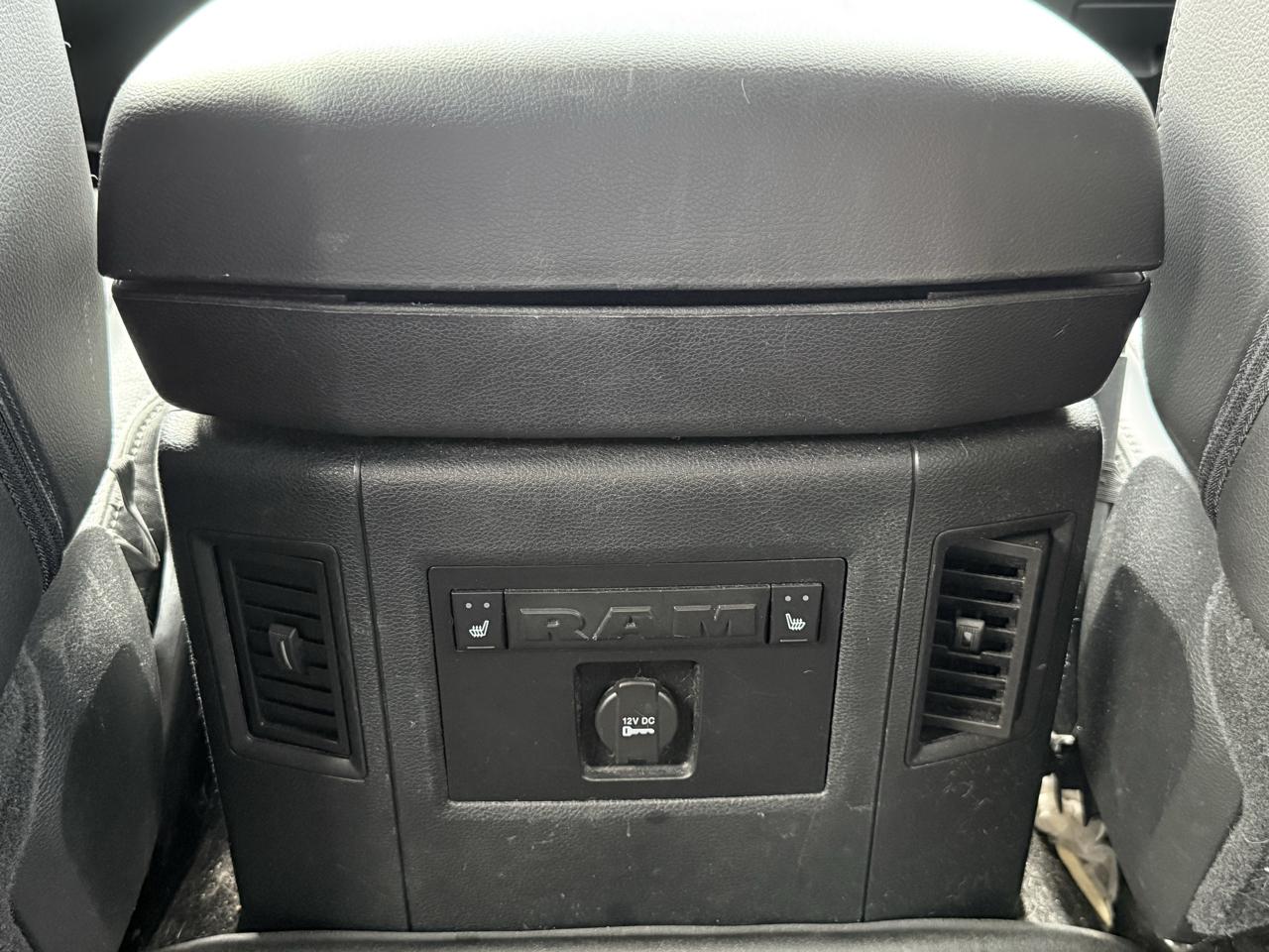 RAM 1500 4WD Crew Cab 140.5" Laramie 2016