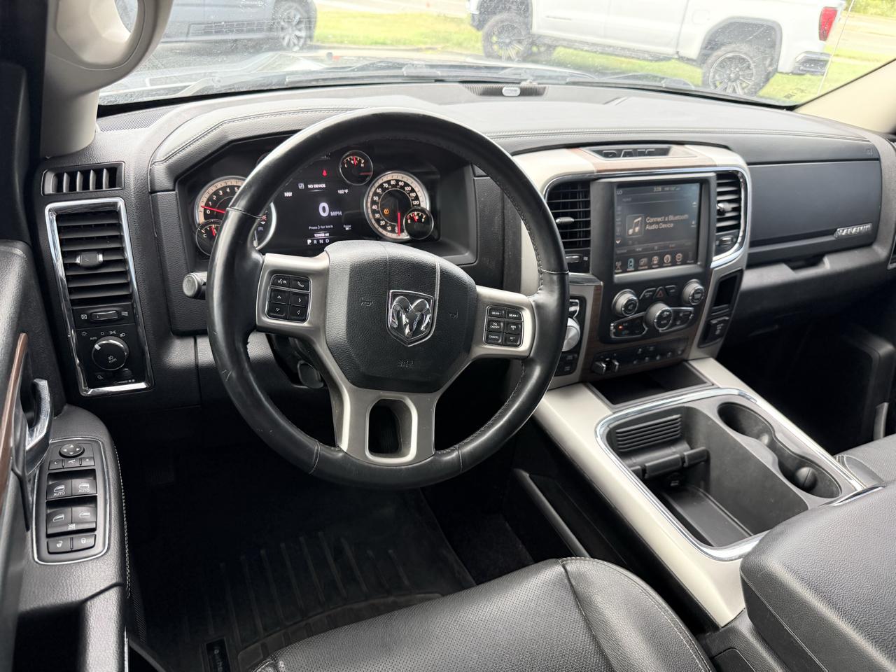 RAM 1500 4WD Crew Cab 140.5" Laramie 2016