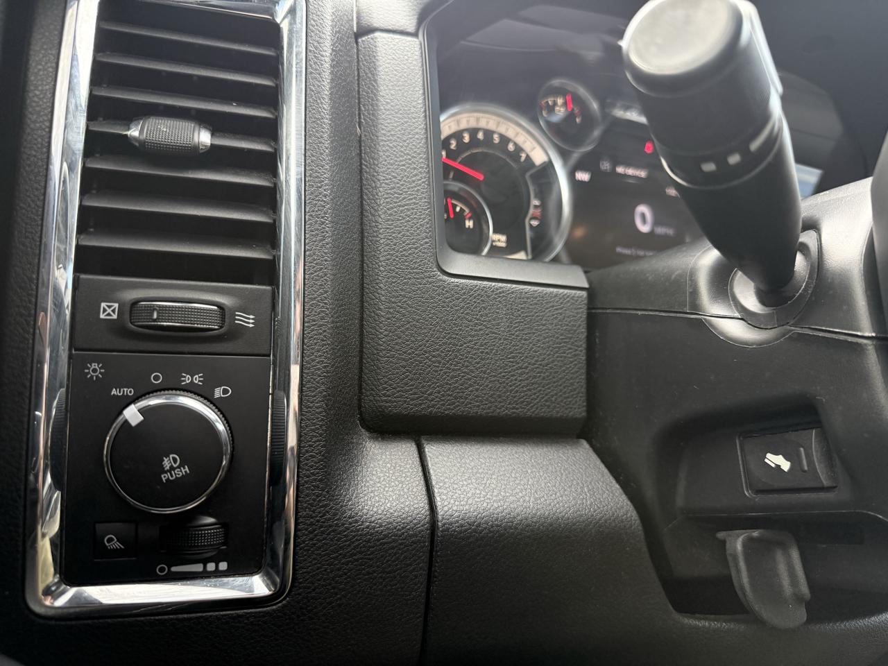 RAM 1500 4WD Crew Cab 140.5" Laramie 2016