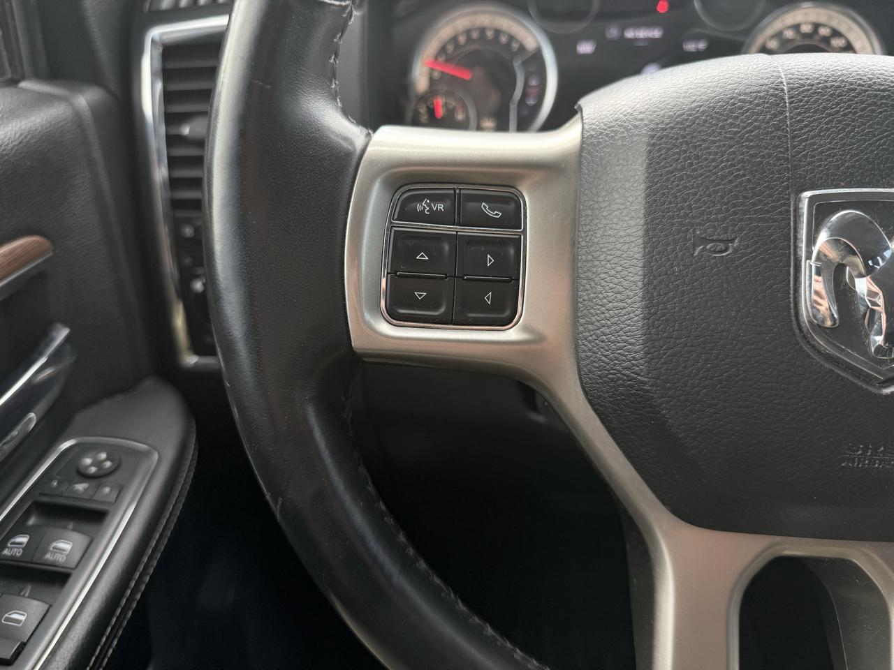 RAM 1500 4WD Crew Cab 140.5" Laramie 2016