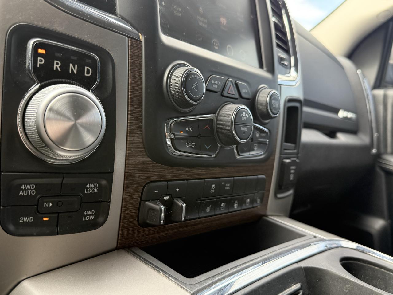 RAM 1500 4WD Crew Cab 140.5" Laramie 2016