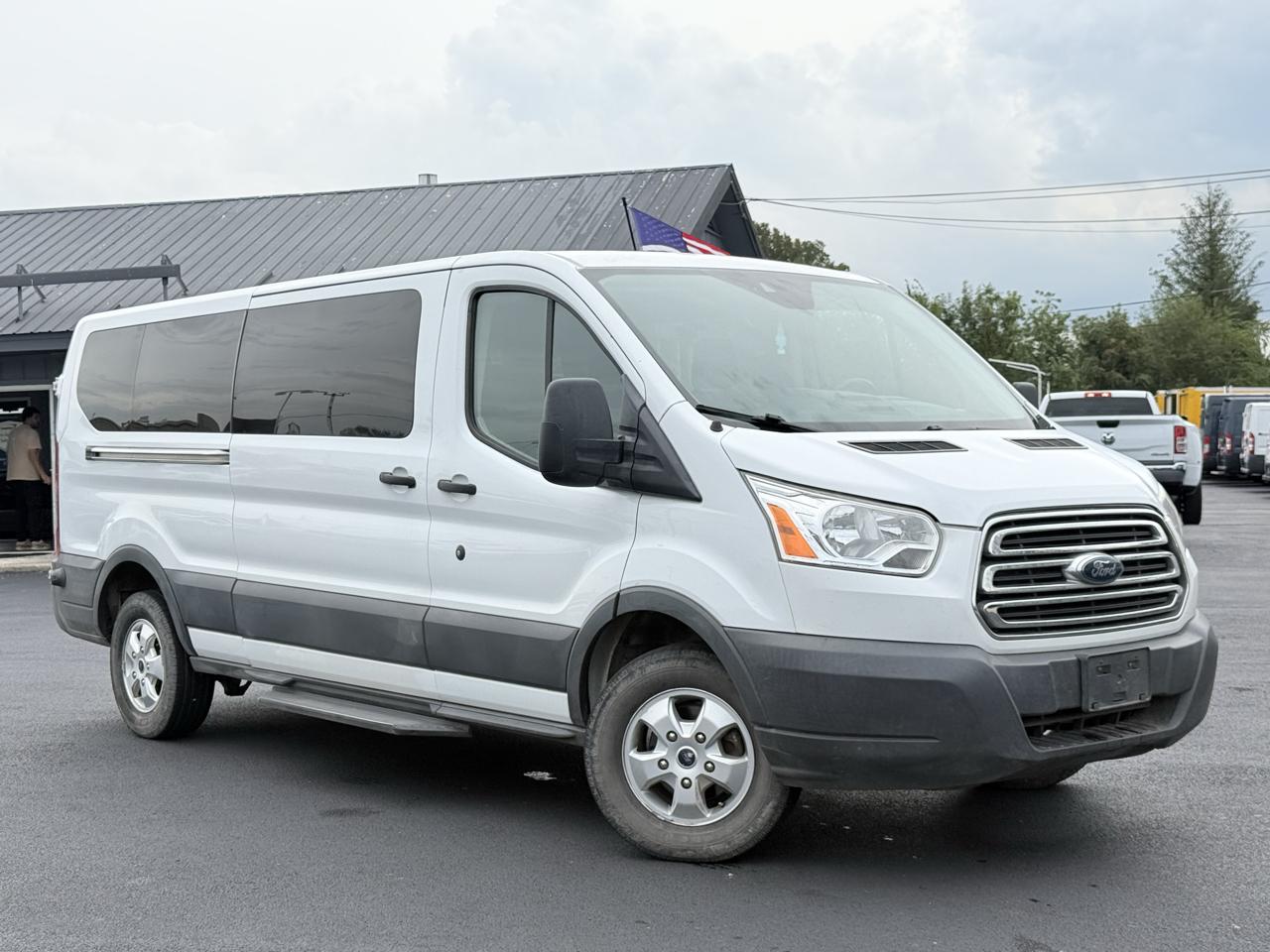 Ford Transit Wagon T-350 148" Low Roof XLT Sliding RH Dr 2017