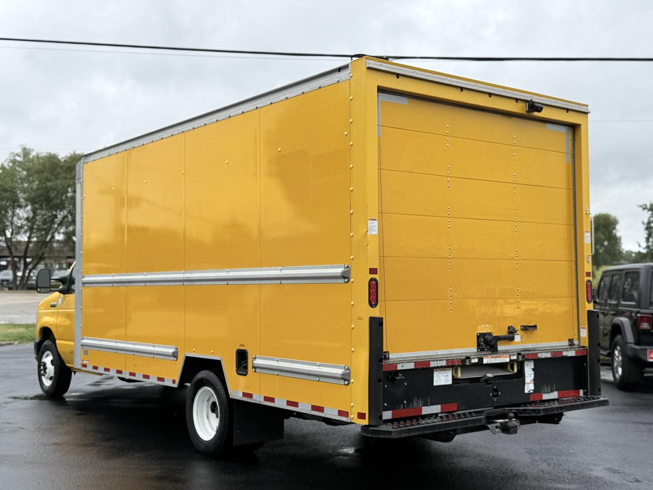 Ford E-Series Cutaway E-350 SRW 138" WB 2022