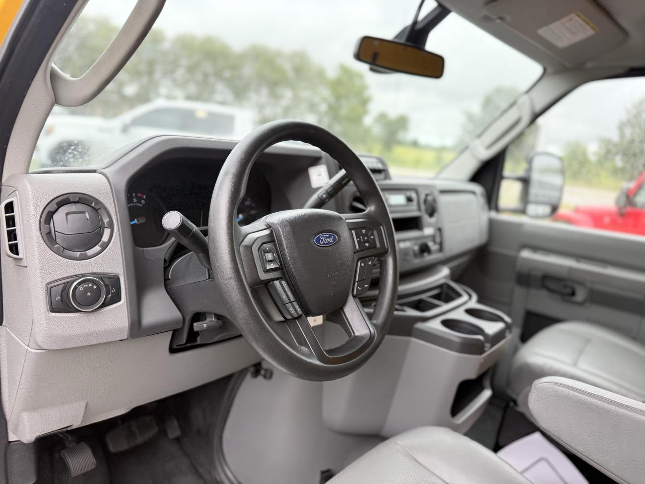 Ford E-Series Cutaway E-350 SRW 138" WB 2022
