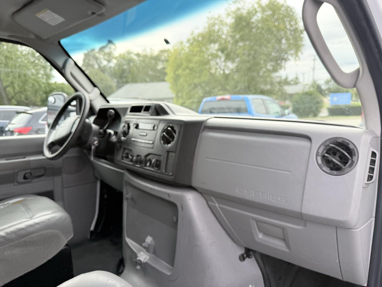 Ford Econoline Cargo Van E-350 Super Duty Recreational 2011