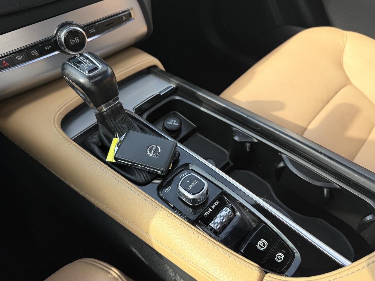 Volvo XC90 T6 AWD 7-Passenger Momentum 2017