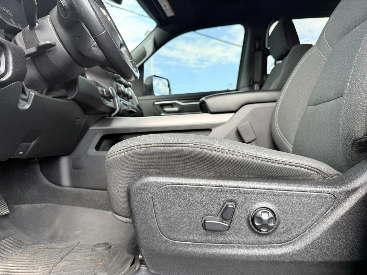 RAM 1500 Big Horn 4x4 Crew Cab 5'7" Box 2020