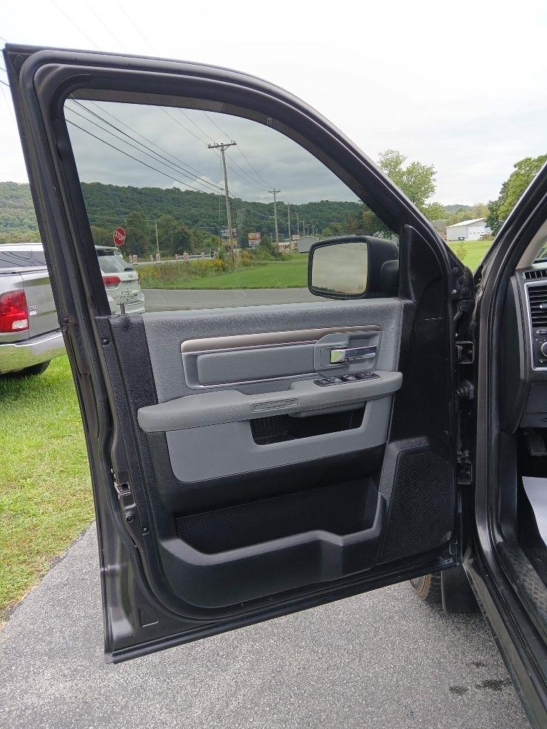 RAM 1500 SLT Crew Cab SWB 4WD 2016