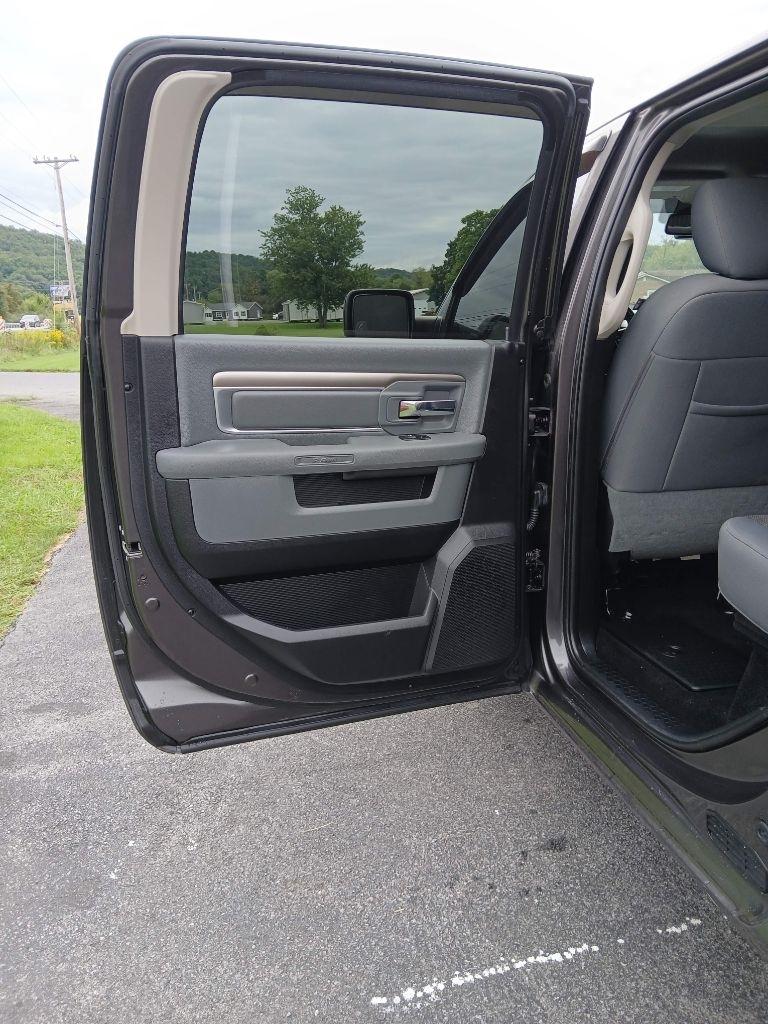 RAM 1500 SLT Crew Cab SWB 4WD 2016