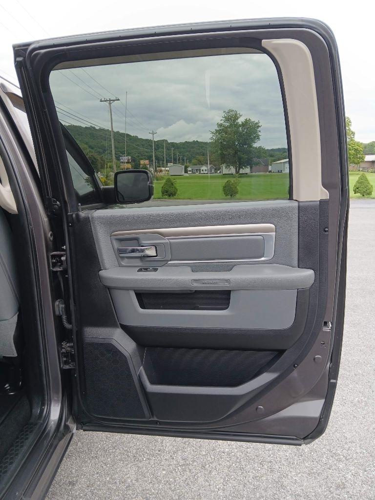 RAM 1500 SLT Crew Cab SWB 4WD 2016