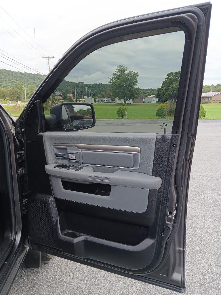 RAM 1500 SLT Crew Cab SWB 4WD 2016